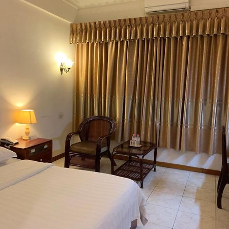 Chung Hsin Hotel 中信酒店 Phnom-Penh Buitenkant foto