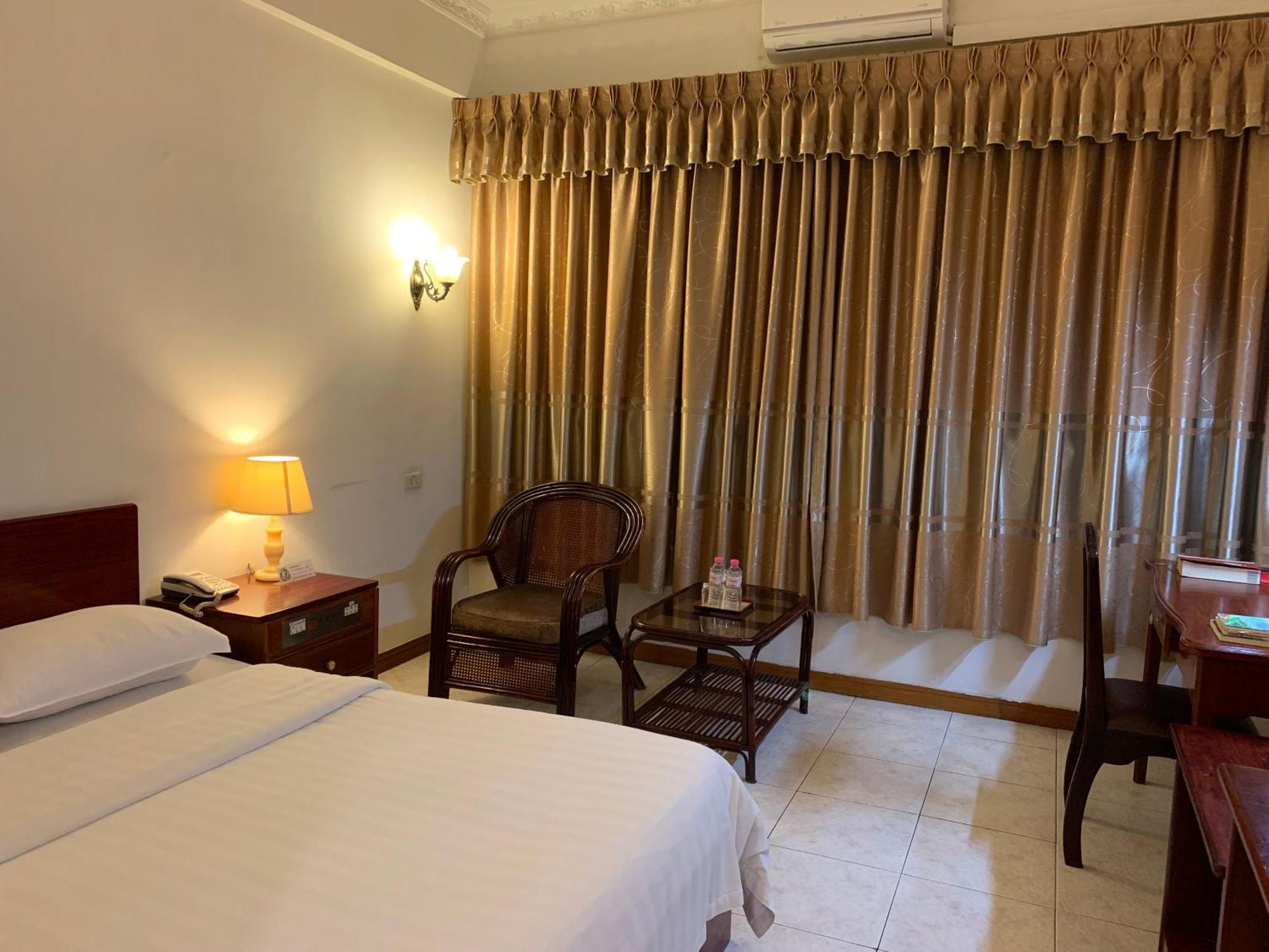 Chung Hsin Hotel 中信酒店 Phnom-Penh Buitenkant foto
